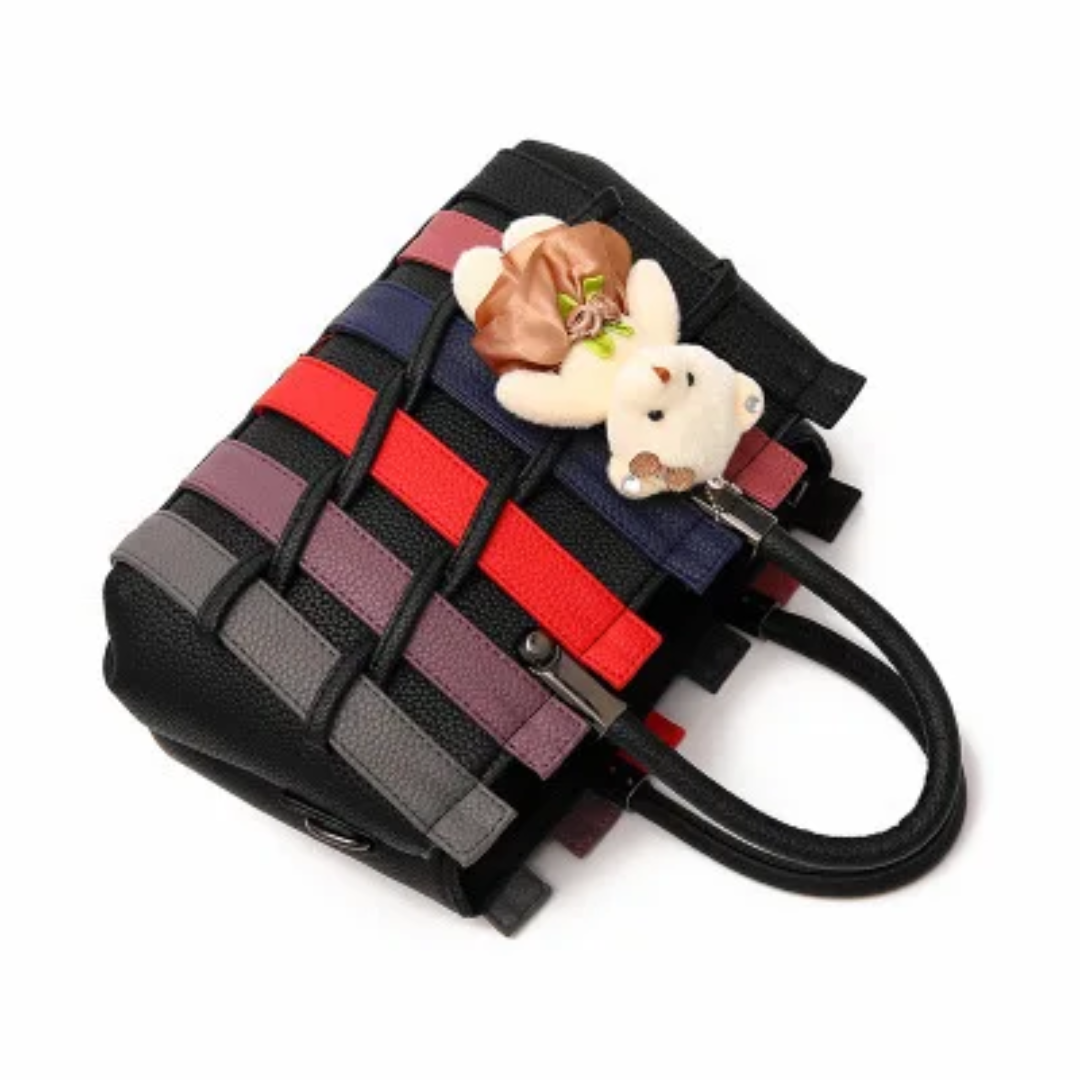 Sac à Main Tissé Multicolore avec Pendentif Ourson – Sac Bandoulière Tendance