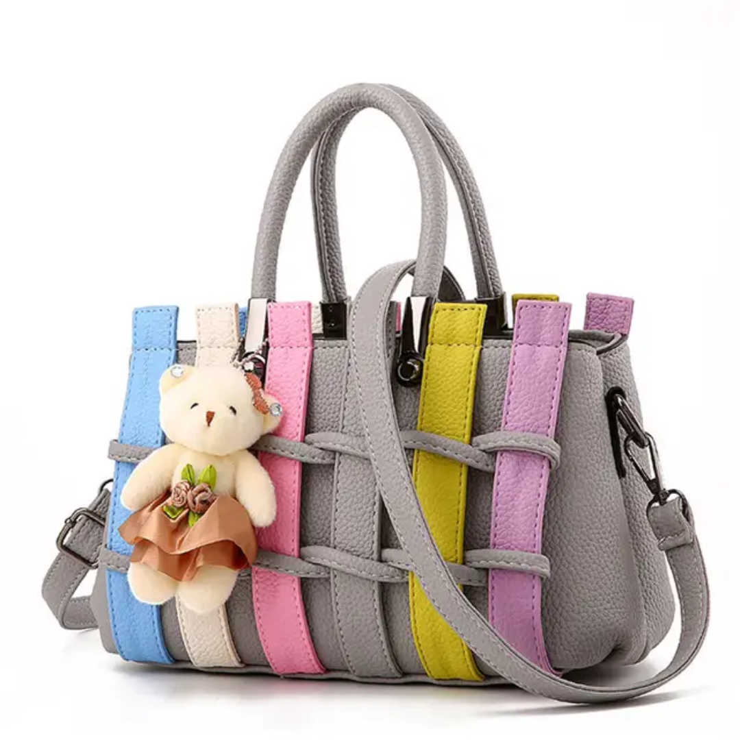 Sac à Main Tissé Multicolore avec Pendentif Ourson – Sac Bandoulière Tendance